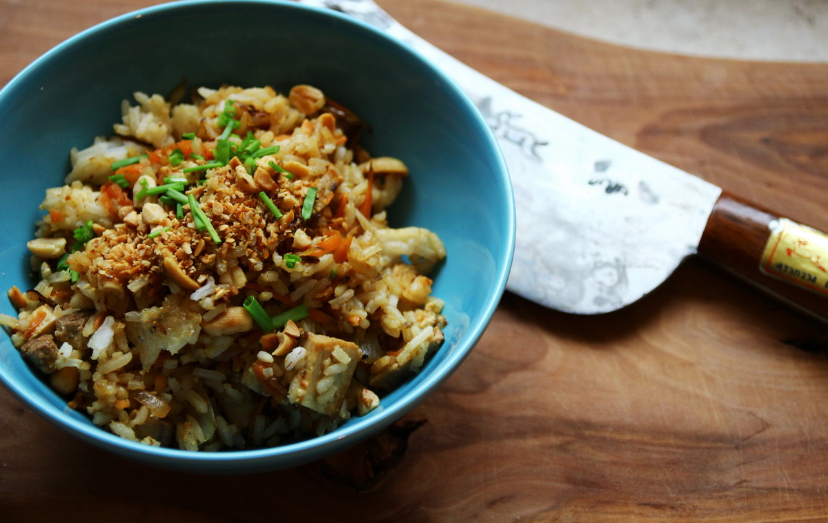 Gebratener Reis mit Erdnüssen und Tofu