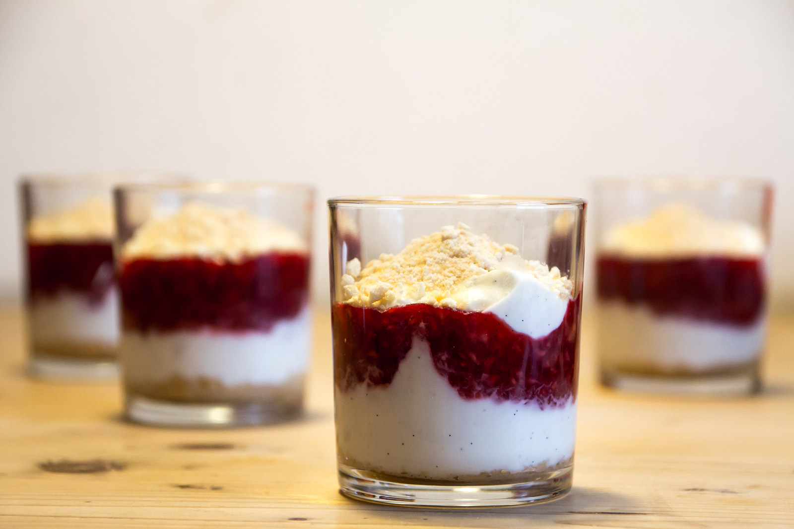 Nino's Schichten-Dessert mit Himbeeren, Joghurt und den knusprigen Biskottenbröseln